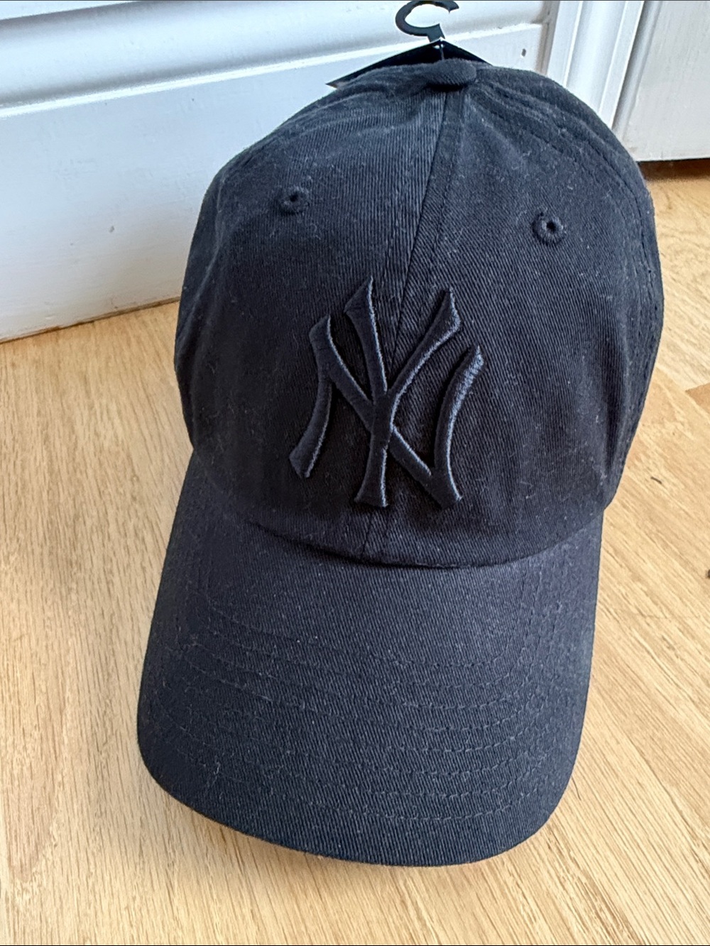 MLB *NWT* New York Yankees Raised Logo Cap